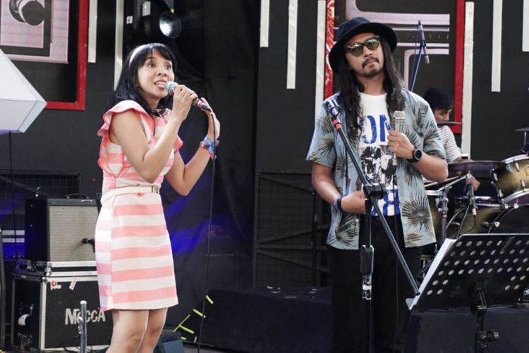 Vokalis grup band Mocca Arina dan vokalis Burgerkill Vicky tampil bersama di panggung Slim Refine Stage, Soundrenaline 2018 yang digelar di Garuda Wisnu Kencana (GWK), Badung, Bali, Sabtu (8/9/2018).