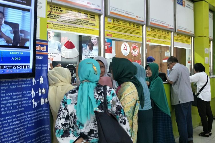 Antrean tiket di Stasiun Gambir, Jakarta Pusat, Selasa (13/8/2019).