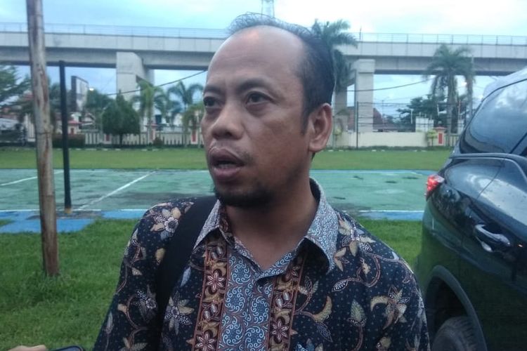 Komisioner KPU Sumsel Divisi Hukum dan Pengawasan Hepriyadi usai menjalani pemeriksaan di Polresta Palembang, Sabtu (15/6/2019), untuk meringankan kelima komisioner KPU Palembang yang ditetapkan sebagai tersangka atas kasus dugaan pelanggaran pemilu.