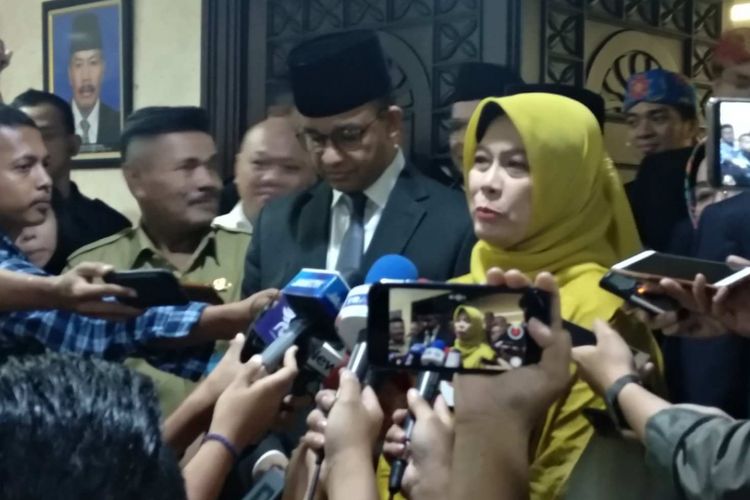 Gubernur DKI Jakarta Anies Baswedan dan Anggota V BPK Perwakilan DKI Jakarta Isma Yatun di DPRD DKI Jakarta, Senin (28/5/2018).