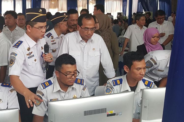 Menteri Perhubungan (Menhub) Budi Karya Sumadi, meresmikan sistem perizinan online untuk taksi online.