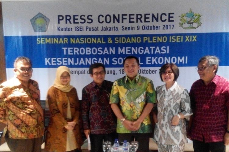 Konferensi pers Seminar Nasional Ikatan Sarjana Ekonomi Indonesia (ISEI) di Jakarta, Senin (9/10/2017).