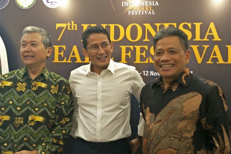 Wakil Gubernur DKI Jakarta Sandiaga Uno (tengah) menghadiri Indonesian Pearl Festival 2017 yang diselenggarakan Kementerian Kelautan dan Perikanan (KKP) di Kawasan Kemang, Jakarta Selatan, Selasa (7/11/2017).