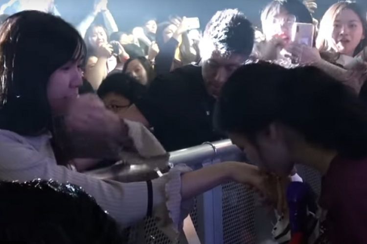 Salah satu penyanyi solo perempuan kenamaan di Korea Selatan, IU, saat mencium tangan penggemarnya dalam konsernya di Hong Kong, [ada akhir 2018.