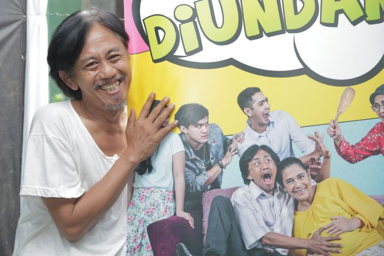 Artis peran Epy Kusnandar memerankan tokoh Rizal dalam serial Tamu Tak Diundang. 
