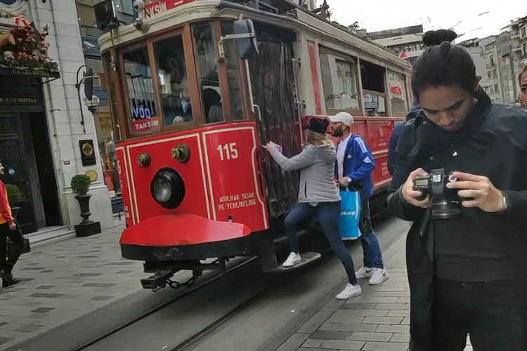 Tram nostalgia yang meointasi Jalan Istiklal, Istanbul, Turki.