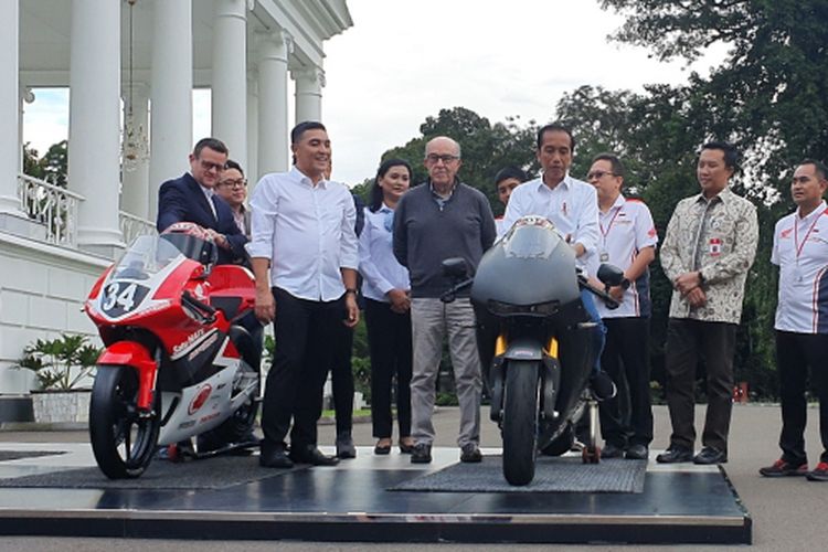Presiden Joko Widodo menjajal motor balap berkapasitas mesin 1000 CC. Hal itu terjadi usai Jokowi bertemu dengan Carmelo Ezpeleta, CEO Dorna, pemegang lisensi MotoGP, di Istana Bogor, Senin (11/3/2019). 