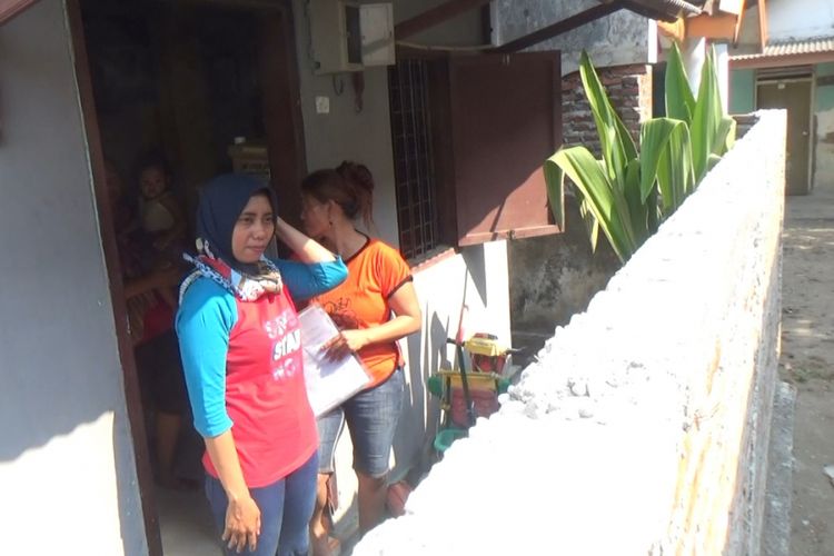 Tembok yang dibangun tetangganya di depan rumah, membuat  Siti Khotijah, warga Desa Sudimoro, Megaluh, Jombang, Jawa Timur, tidak memiliki akses untuk keluar masuk rumahnya.