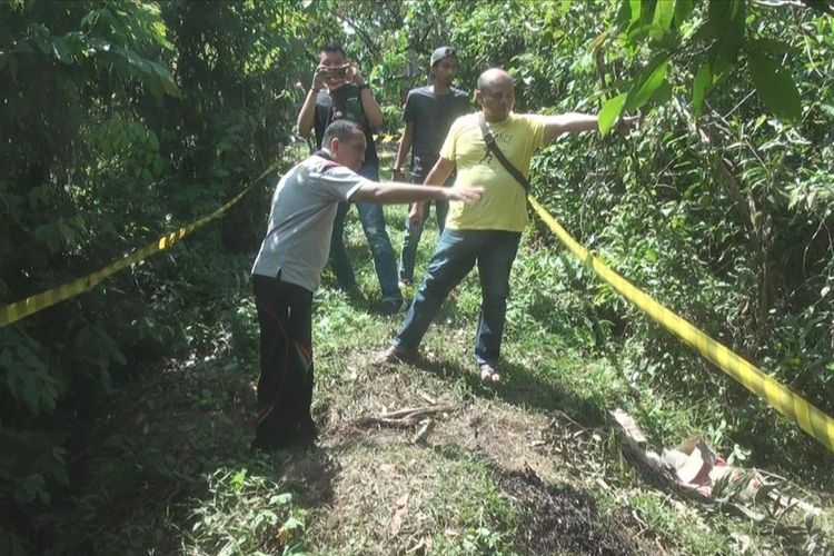 -Kapolres Ogan Ilir AKBP Gazali Ahmad memeriksa lokasi pencurian minyak mentah di sebuah lokasi bekas gudang pemecah batu di Desa Payakabung Ogan Ilir Sumatera Selatan.
-