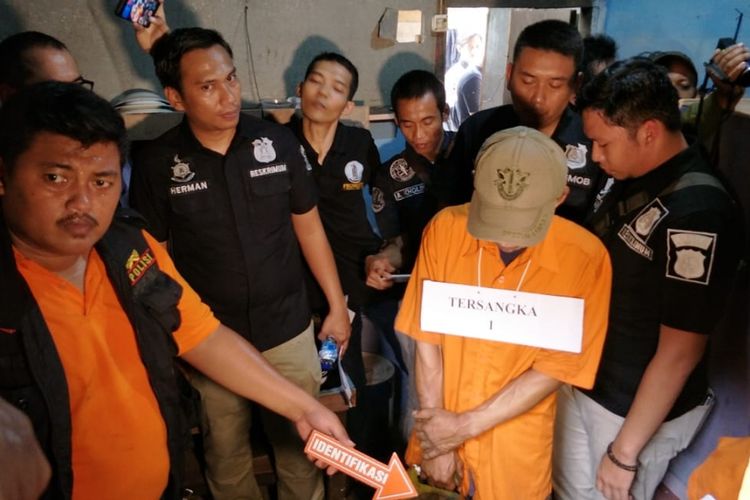 Rekonstruksi kasus pembunuhan pria terbungkus plastik di Kampung Caman Raya, Kota Bekasi, Selasa (12/3/2019).