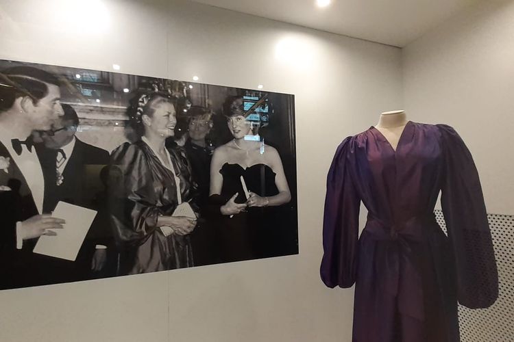 Gaun Yves Saint Laurent berbahan satin warna ungu yang dipakai Putri Monako Grace Kelly saat menghadiri konser penggalangan dana di London. Putri Grace bertemu dengan Putri Diana dan Pangeran Charles dalam acara itu. Gaun tersebut kini ditampilkan dalam pameran di Makau. Barang-barang pribadi mantan aktris Hollywood ini dipamerkan di Galaxy Macao dalam pameran berjudul Grace Kelly-From Hollywood to Monaco.