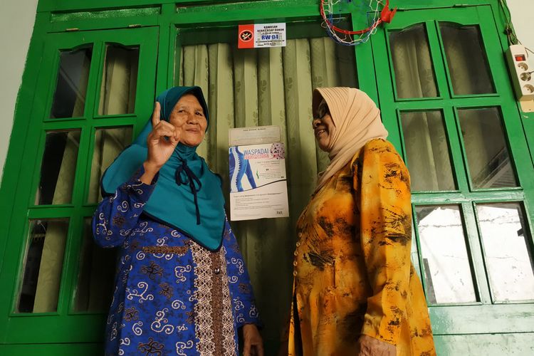 Nyonya Sutoyo (75) dan Kusyatminah (76) kader Posyandu Lansia Kelurahan Kampung Dalem Kota Kediri, Jawa Timur.
