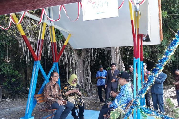Bupati Gunungkidul Badingah (Jilbab Kuning) Mencoba Akses Internet Gratis di Dusun Petoyan, Desa Giritirto, Kecamatan Purwosari, Kamis (2/5/2019)