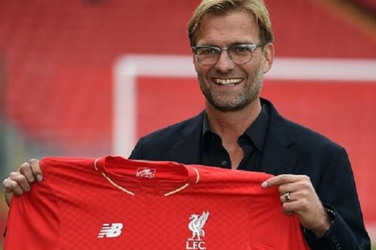 Manajer baru Liverpool, Juergen Klopp, memegang kostum timnya di Stadion Anfield, Jumat (9/10/2015).