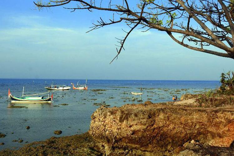 Pantai di Gili Iyang, Kabupaten Sumenep, Jawa Timur. Gili Iyang dikenal sebagai Pulau Awet Muda dengan kadar oksigen tertinggi kedua di dunia setelah Jordania yakni 21,5 persen. 