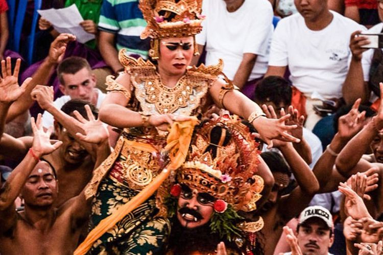 Tari Kecak yang dibawakan oleh sekitar 70 laki-laki bertelanjang dada di pelataran Pura Uluwatu, Kecamatan Kuta, Kabupaten Badung, Bali, Kamis (6/9/2018). Dengan membayar tiket sebesar Rp 100.000 selama 1 jam wisatawan dapat menyaksikan cerita Ramayana di tempat yang magis ini.