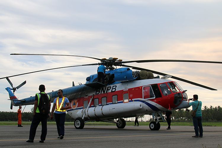 Helikopter jenis M172 yang dikerahkan BNPB untuk membantu proses pemadaman api mendarat di Bandar Udara Cut Nyak Dhien Meulaboh, Nagan Raya, Selas (25/7/2017)