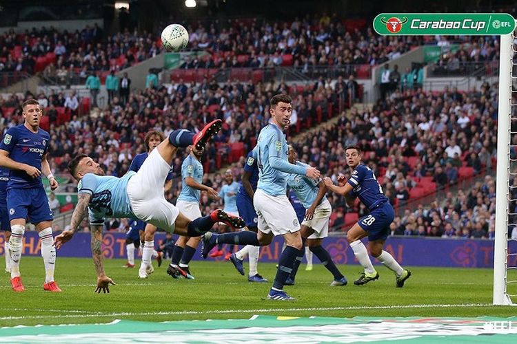 Nicolas Otamendi membuang bola dari pertahanan timnya pada laga final Piala Liga Inggris antara Chelsea vs Manchester City yang digelar di Stadion Wembley, Minggu (24/2/2019) atau Senin dini hari WIB.