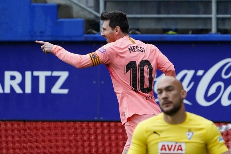Lionel Messi merayakan golnya pada laga Eibar vs Barcelona di Stadion Ipurua dalam pertandingan Liga Spanyol, 19 Mei 2019. 