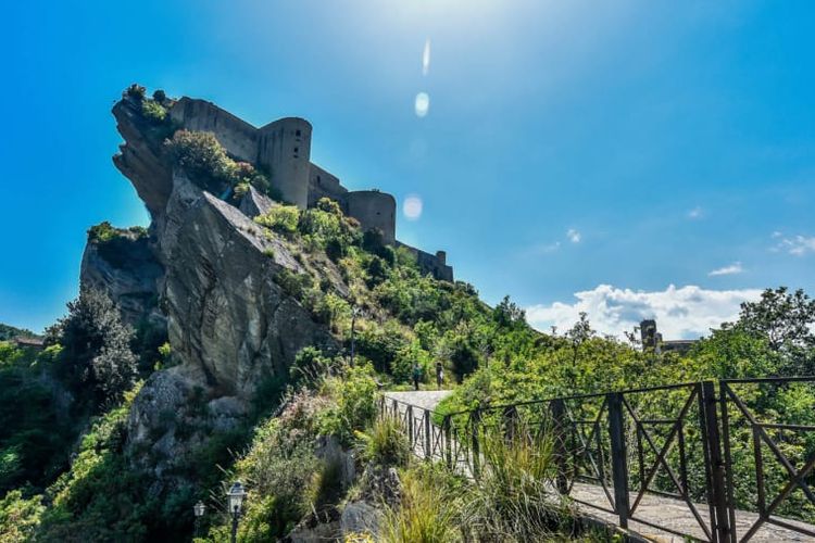 Wali kota Roccascalegna, Domenico Giangiordano, berharap dengan kehadiran pengunjung dan wisatawan di kastil dapat menghidupkan kembali desa yang sepi akibat kurangnya populasi. 