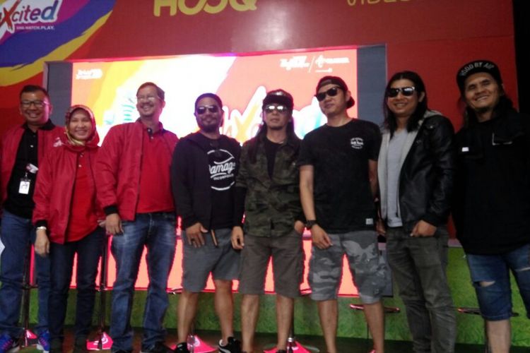 Grup Band Jamrud kembali manggung di Bandung dalam gelaran MAXcited. Selain Jamrud, sejumlah grup band turut meramaikan seperti NTRL, Maliq & DEssentials, serta The S.I.G.I.T.