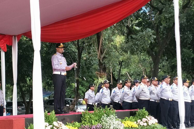Gubernur DKI Jakarta Anies Baswedan memimpin apel pembukaan operasi lintas jaya 2018 di Lapangan IRTI, Monas, Jakarta Pusat, Selasa (16/1/2018). Anies tampak memakai seragam Dinas Perhubungan.