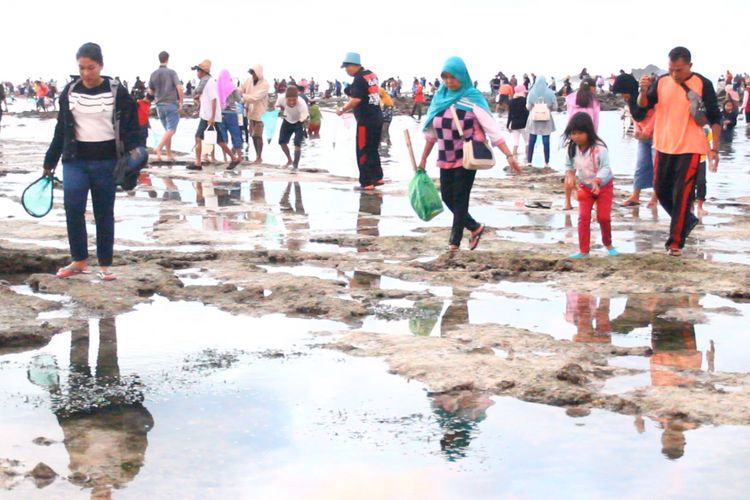 Tradisi bau nyale adalah tradisi menangkap cacing laut, yang dipercaya sebagai jelmaan Putri Mandalika, seorang putri cantik yang menceburkan dirinya ke laut lepas, karena tak menginginkan pertempuran antar pangeran yang memperebutkan dirinya.