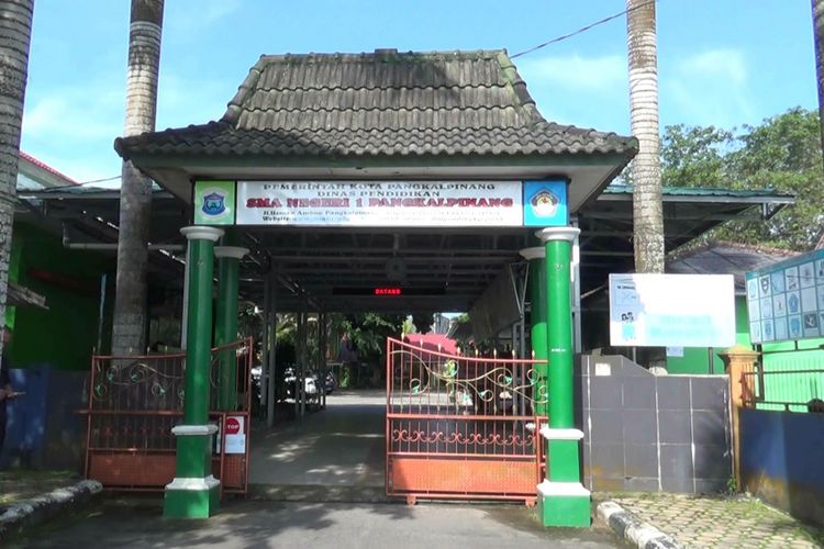 Gerbang SMA Negeri 1 Pangkal Pinang.
