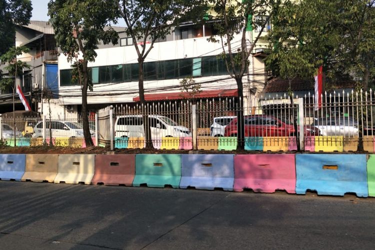 Separator jalan yang dicat warna-warni di kawasan Pejaten Barat, Jalan Warung Jati Barat, Jakarta Selatan. Foto diambil Minggu (29/7/2018).