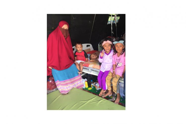 Faras dan keluarganya di Rumah Sakit Wirabuana, Jalan Sisimangaraja, Palu Timir, Sulawesi Tengah, Sabtu (6/1/2018)