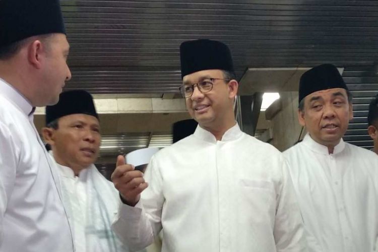 Gubernur DKI Jakarta Anies Baswedan usai mengikuti tarawih akbar di Masjid Istiqlal, Sabtu (26/5/2018).