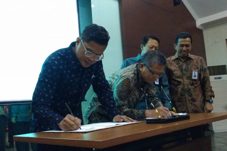 Pelaksana tugas Direktur Utama Askrindo Sabdono dan Direktur Utama Garuda Indonesia Pahala N Mansury saat menandatangani perjanjian kerja sama di kantor Garuda Indonesia, Jakarta, Kamis (2/8/2018).