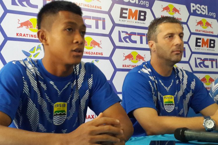 Pelatih Persib Bandung Miljan Radovic (kanan) saat konferensi pers di Kantor Arema FC, Kamis (21/2/2019)