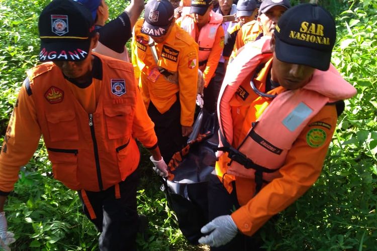 Basarnas mengevakuasi jenazah di dekat jembatan Penggalang, Kecamatan Adipala, Kabupaten Cilacap, Jawa Tengah, Sabtu (27/4/2019) sore.