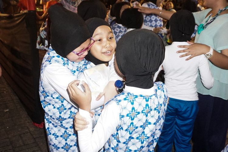 Ekspresi anak-anak SD Islam Dian Didaktika saat sekolahnya dinyatakan lolos di babak final Lomba Paduan Suara Dendang Kencana 2017 di Bentara Budaya Jakarta, Pal Merah Selatan, Jakarta Pusat, Jumat (27/10/2017).