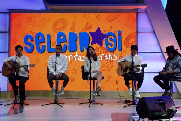 Grup musik HiVi tampil dalam program Selebrasi (Selebritas Beraksi) yang disiarkan secara live streaming dari Studio 1 Menara Kompas, Palmerah Selatan, Jakarta Pusat, Selasa (10/4/2018).
