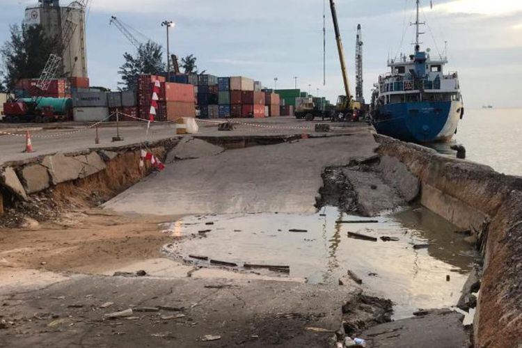 Dermaga peti kemas Pelabuhan Batuampar, Batam, Kepulauan Riau amblas. Beruntung dari kejadian ini, tidak ada korban jiwa.