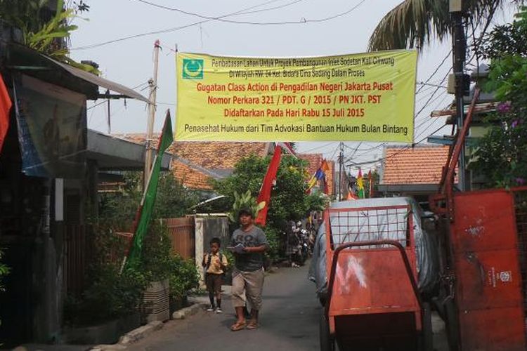 Spanduk terkait rencana penggusuran atas proyek sodetan Ciliwung-KBT di Bidaracina, Jatinegara, Jakarta Timur. Rabu (26/8/2015)
