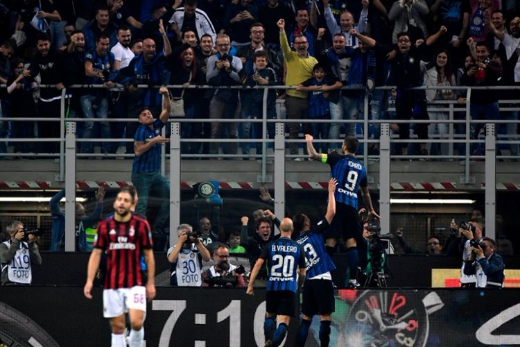 Mauro Icardi merayakan golnya ke gawang AC Milan pada laga derbi di Stadion Giuseppe Meazza, Minggu (15/10/2017). 