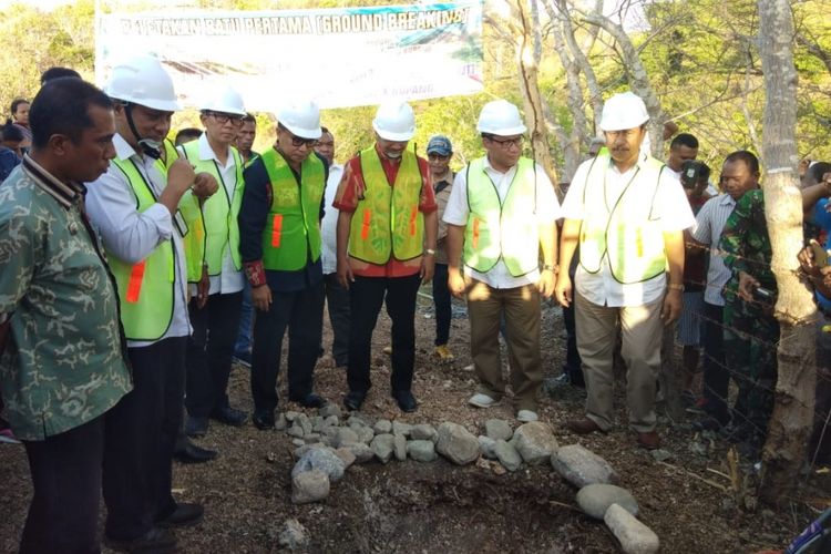 Acara peletakan batu pertama jembatan gantung Kali Nyonya, Kota Kupang, NTT, Sabtu (29/9/2018).