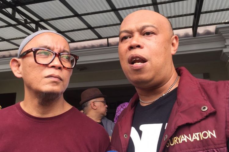 Duo Super BEJO yang terdiri dari Jhody Sumantri dan Teuku Edwin sedang melayat di rumah duka almarhum Sys NS di kawasan Kemang Timur, Jakarta Selatan, Selasa (22/1/2018). Sys NS meninggal dunia akibat serangan jantung.