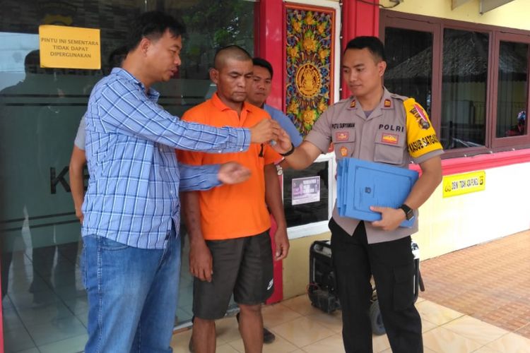 Adry Erwin Sentosa Panjaitan (42) ketika sedang berada di Polsek Kertapati Palembang, Sumatera Selatan, Rabu (17/10/2018). Adry ditangkap petugas lantaran telah menganiaya selingkuhannya hingga babak belur karena cemburu.