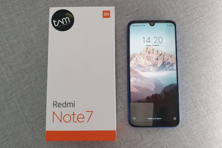 Kotak kemasan dan sebuah unit Redmi Note 7 varian Neptune Blue