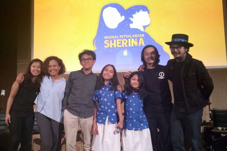 Sutradara, produser, dan para bintang Drama Musikal Petualangan Sherina berfoto bersama dalam konferensi pers di Galeri Indonesia Kaya, Grand Indonesia, Jakarta Pusat, Kamis (3/8/2017).