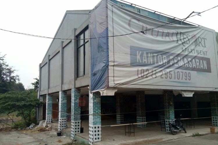 Kondisi kantor sindikat penipu yang memasarkan apartemen fiktif bernama Ciputat Resort Apartement di Jalan RE Martadinata, Ciputat, Tangsel, Jumat (23/8/2019).