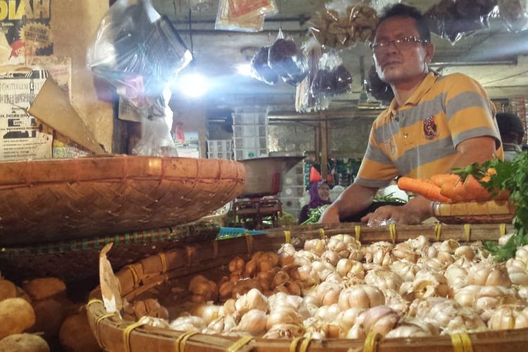 Seorang pedagang sayuran di Pasar Muka Cianjur, Jawa Barat mengeluhkan kenaikan harga bawang merah dan bawang putih yang melonjak 100 persen dari harga normal, karena berdampak pada penurunan omset. 