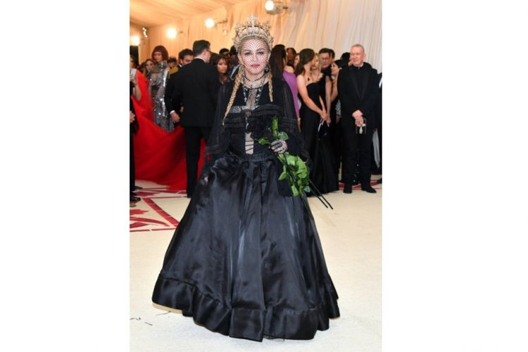 Madonna mengenakan aksesoris Rinaldy Yunardi saat Met Gala 2018