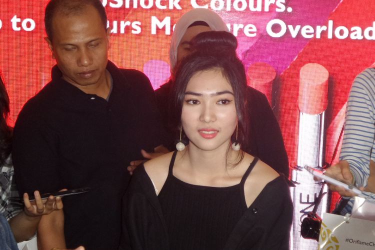 Isyana Sarasvati menghadiri peluncuran lipstik Oriflame di Rumah Maroko, Menteng, Jakarta Pusat, Kamis (2/8/2018).