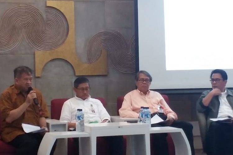 Ketua Tim Pemeriksaan Bangunan Gedung Rizal Z Tamin (paling kiri) dalam jumpa pers di kantor Kementerian PUPR Jakarta, Senin (1/4/2019).
