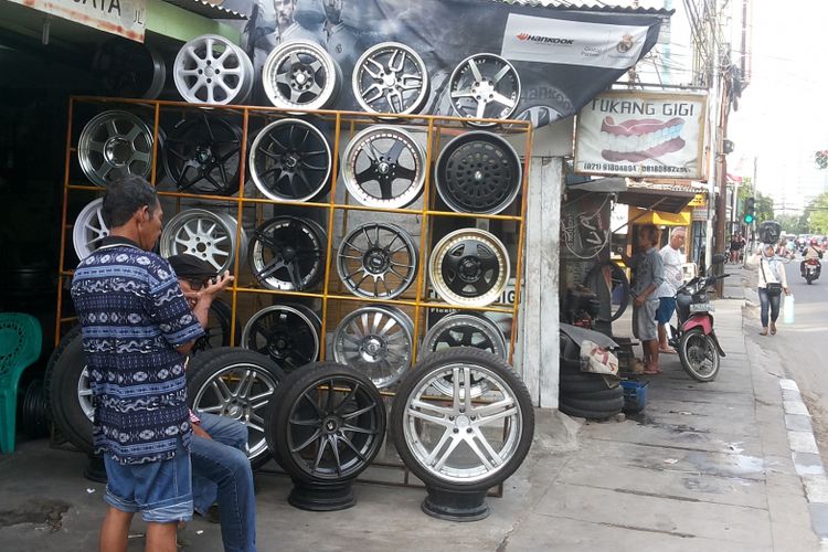 Pelek variasi mobil yang dijual di salah satu kios di kawasan Jalan Abdul Muis, Tanah Abang, Jakarta Pusat.